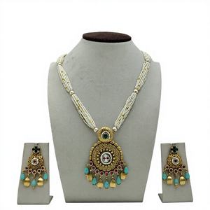 Ensemble de collier élégant en perles argentées avec pendentif traditionnel et boucles d'oreilles assorties pour mariage, fête nuptiale et occasions festives - Product Image 1