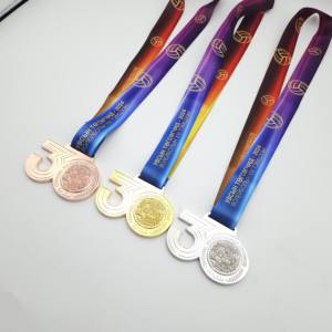 Medalla Tradicional Alemana de la Segunda Guerra Mundial con Marco de Ballet y Caballo, Chapada en Oro - Product Image 2