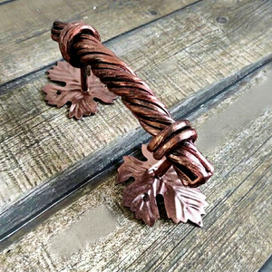 Poignée de portail en fer forgé avec motif de corde torsadée et motifs de feuilles, style traditionnel, finition élégante - Product Image 1