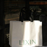 Sacs de shopping en papier couché recyclables avec logo personnalisé et poignées en ruban, emballage cadeau de luxe, vente en gros 30*10*25CM