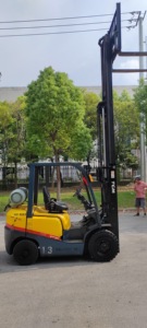 Chariot élévateur TCM d'occasion à GPL, économique et performant, pour charges de 3 tonnes, avec déplaceur latéral de 4,5 m, idéal pour la fabrication et la distribution - Product Image 3