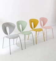 Chaises empilables légères de restaurant coloré moderne en gros pour l'événement de centre commercial d'hôtel. Chaises et dossier en plastique Pieds en acier