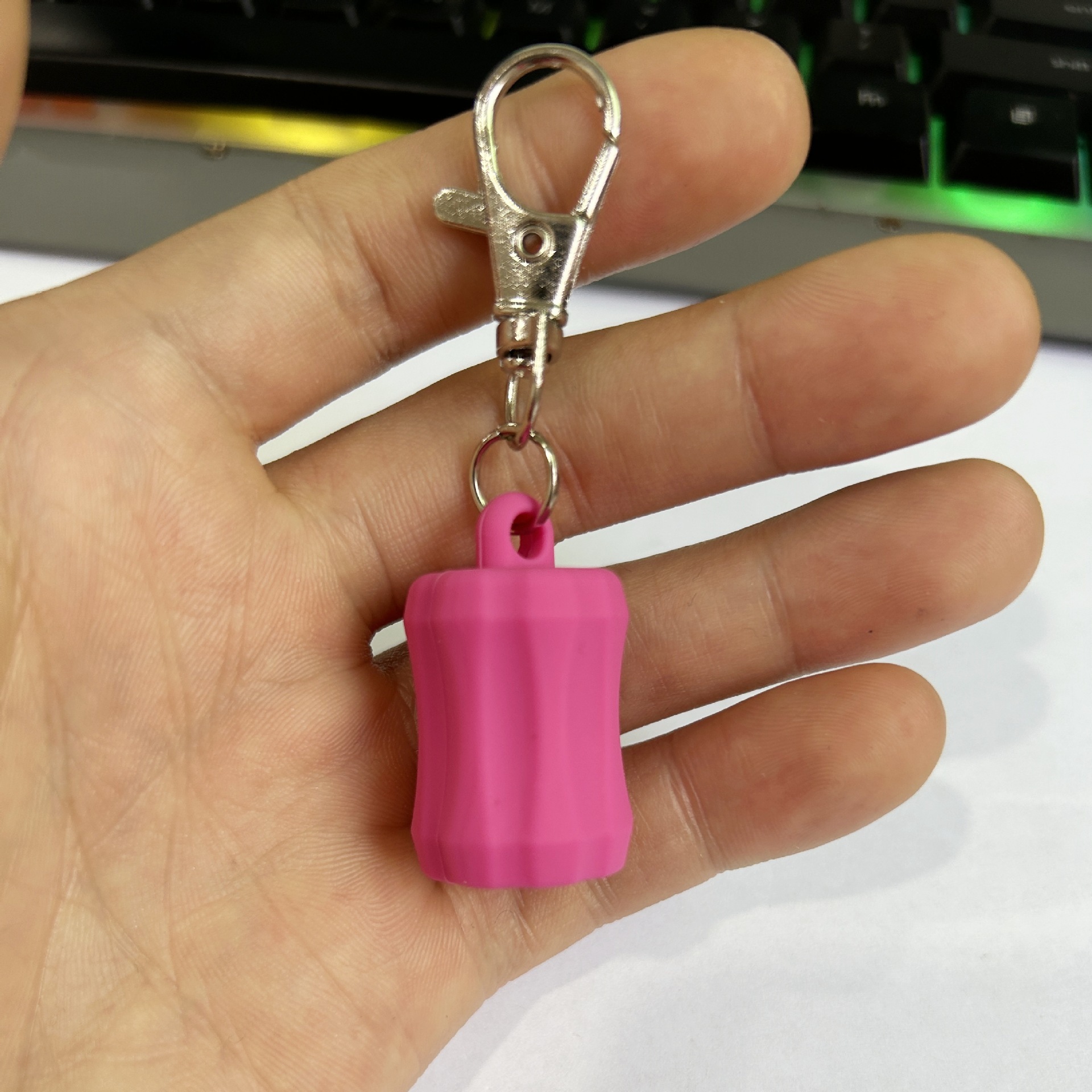 Chaîne de clavier pour gloss à lèvres en forme de barre (Rouge Rosé)