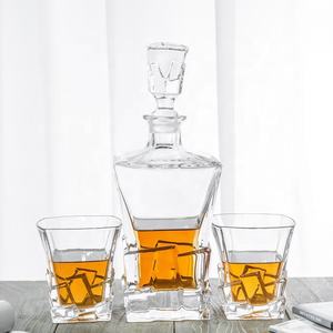 Juego de regalo de decantador de whisky de vidrio de 28oz de estilo clásico con caja de madera personalizada y opción de logotipo para uso de whisky/bourbon - Product Image 3