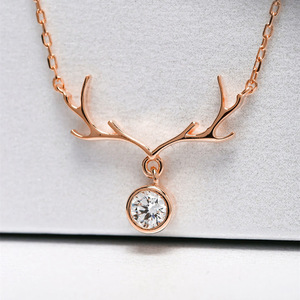 Ciondolo a forma di cornetto in oro rosa con incastonatura rotonda in cristallo, collana minimalista da donna per tutti i giorni - Product Image 1