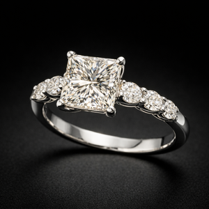 แหวนเพชรทรงปรินเซสคัทจาก Designer Lab Grown ประดับแพลตตินั่ม รับรองโดย IGI สำหรับผู้หญิง ระยิบระยับ หรูหรา คุณภาพเยี่ยม เหมาะสำหรับงานหมั้นและงานแต่งงาน - Product Image 2