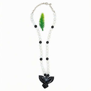 Mala de perles en pierre de lune blanche et onyx noir avec pendentif Phénix en onyx noir - Symbolisme et artisanat - Product Image 2