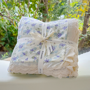 ชุดเครื่องนอน 4 ชิ้น รุ่น Cloudy Feeling Luxurious พร้อมปลอกผ้านวม ขอบลูกไม้ แต่งระบาย นุ่ม ระบายอากาศได้ดี สำหรับตกแต่งห้องนอนอย่างหรูหรา - Product Image 1