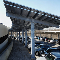 Structure de stationnement extérieure en acier assemblée, avec cadre métallique, auvent pare-soleil, galvanisée sur mesure