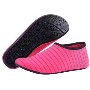 Chaussures de plage <span class=keywords><strong>pas</strong></span> chères pour hommes et femmes, antidérapantes, à semelle souple, printemps et été, plongée, pataugeoire, spandex/pieds nus, chaussures de natation en gros - Product Image 3