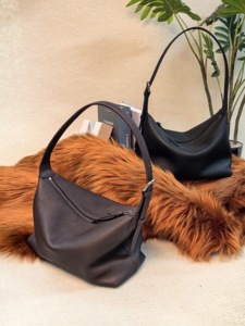 复古真皮轻质防水女式单肩包大容量斜挎包流浪汉风格单肩带拉链闭合 - Product Image 1