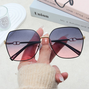 Lunettes de soleil pour femmes, monture en métal, protection UV400, verres en PC, couleur or, style tendance été, protection solaire, sorties, conduite - Product Image 1