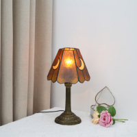 Lampe de table de chevet rétro pour chambre à coucher, décoration d'intérieur, lampe de table vintage en métal avec verre teinté LED et lune