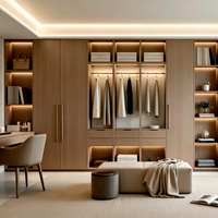 Système de dressing de luxe avec placard en placage de noyer, cadre métallique noir mat, porte vitrée et éclairage LED à capteur, dressing walk-in
