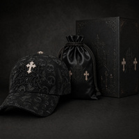 Casquette de baseball unisexe ajustable style streetwear avec broderie jacquard rose et crâne gothique noir, strass et épingle croix, emballée en coffret cadeau