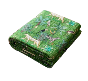 Couvre-lit en tissu Kantha fait main par des artisans, idéal pour offrir en cadeau, pour la décoration de la maison, les hôtels, les locations de vacances et les intérieurs design. - Product Image 1