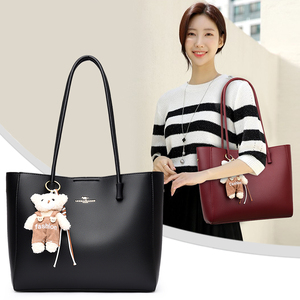 Sac à bandoulière simple grande capacité pour femme, sac messager de haute qualité avec pendentif petit ours mignon, sac fourre-tout pour femme - Product Image 1