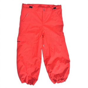 Pantalon de neige cargo rouge imperméable avec doublure chaude, passants de ceinture, poches zippées et poignets élastiques ajustables pour une utilisation en extérieur en hiver - Product Image 1