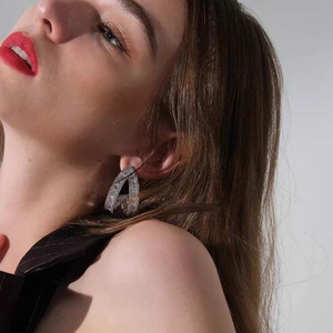 Orecchini a Perno Triangolari Semplici e Cavi per Donne, Accessori per Orecchie Geometrici per Uso Quotidiano, Outfit Casual e Regalo - Product Image 3