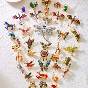 Broches Transfronterizos Europeos y Americanos: Adornos Antideslumbrantes para Trajes con Diseños <span class=keywords><strong>de</strong></span> Diamantes, Goteo <span class=keywords><strong>de</strong></span> Aceite, Chicas Bailarinas, Flores, Animales y Geométricos - Product Image 1