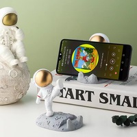 Vente en gros, support de téléphone portable, modèle d'astronaute, veilleuse, rangement en résine, artisanat décoratif, cadeaux créatifs, ornement
