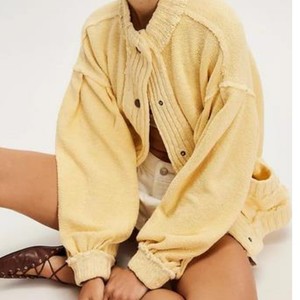 Cárdigan de punto extragrande amarillo mantequilla 2026 con borde sin rematar para <span class=keywords><strong>mujer</strong></span>, ideal para capas de otoño, OEM ODM Roupas Femininas - Product Image 1