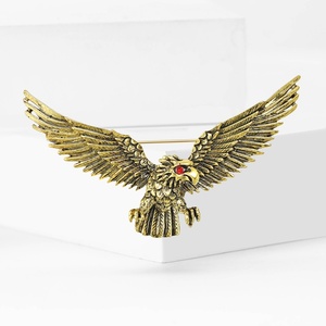 Novo Broche Vintage de Águia em Liga com Strass para Banquetes Femininos, Joia Exquisita e Versátil para Presentes - Product Image 3