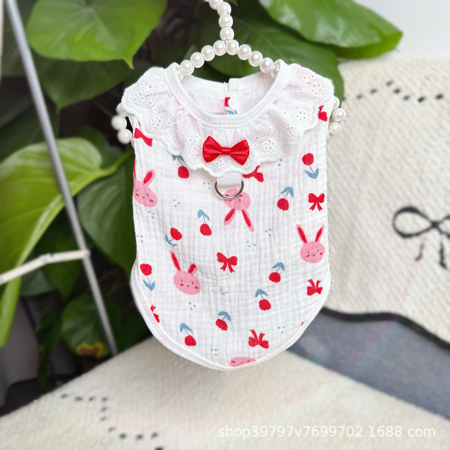 Chaleco de encaje con diseño de conejito rojo y flores.