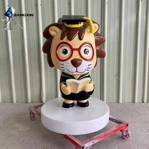 Sculpture de lion ludique en différentes poses - Mascotte de mode personnalisée en fibre de verre peinte à la main avec ballon de <span class=keywords><strong>football</strong></span> rotatif (Parc à thème, École) - Product Image 1