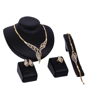 Venta caliente joyería de moda elegante diamante chapado en oro hoja collar pendientes anillo pulsera encanto conjunto de joyas
