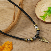 Chaîne de chandail Triangle vintage perles en bois multicouches collier de corde en cuir tissé à la main pour hommes