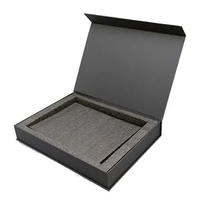 กล่องกระดาษแข็งแบบฝาพับสุดหรูกล่องของขวัญแม่เหล็กกระดาษสีดำพร้อมแผ่นโฟม