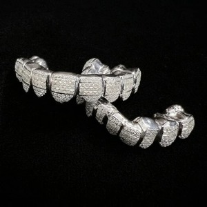 ชุดกริลล์ซเพชรโมอิสซาไนต์ VVS คุณภาพสูง ดีไซน์ทันสมัย สไตล์ฮิปฮอป  วัสดุเงินแท้ 925 สำหรับผู้ชายและผู้หญิง ราคาดีที่สุด - Product Image 6