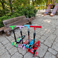Trottinette Bébé Pliable à Trois Roues « Smart » Style Moderne pour Enfants, en Plastique Coloré, Utilisation Extérieure – Vente en Gros