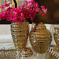 Vases en céramique texturés en forme de pétales dorés, vente en gros