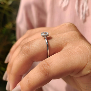 Bague sophistiquée en diamant de laboratoire, pierre ronde taille brillant, sertie sur un bandeau raffiné, bijou élégant parfait pour les occasions spéciales - Product Image 2