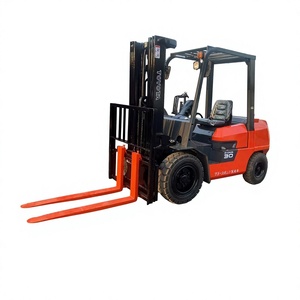 Chariot élévateur diesel d'occasion 30 avec mât à trois étages, pneus pneumatiques, déplaceur latéral hydraulique, propulsion arrière, commande assise, utilisation en intérieur - Product Image 1