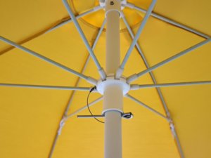 Parasol d'extérieur pliable et étanche anti-UV de 2,1 m avec poteau central, idéal pour hôtels et parcs, modèle DC-UP-211 - Product Image 3