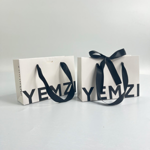 Sacs cadeaux blancs de luxe avec impression noire sur toute la surface - Sacs shopping boutique avec ruban satiné pour bijoux et cosmétiques - Product Image 1