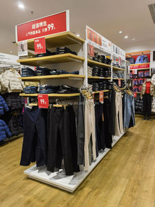 ร้านขายเสื้อผ้าขายปลีกอุปกรณ์ติดตั้งตู้โชว์เสื้อผ้า <span class=keywords><strong>Uniqlo</strong></span> ยืนชั้นวางจอแสดงผลสําหรับร้านขายเสื้อผ้า - Product Image 6