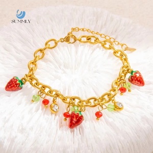 SUMMLY Personnalisé Vente en gros Niche Pendentif Fraise Bracelet en acier inoxydable plaqué or 18 carats <span class=keywords><strong>Grossiste</strong></span> de bijoux de mode - Product Image 1