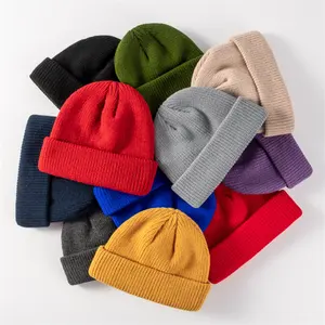 Il berretto bianco caldo lavorato a maglia invernale potrebbe ricamare logo o patch personalizzati sui berretti