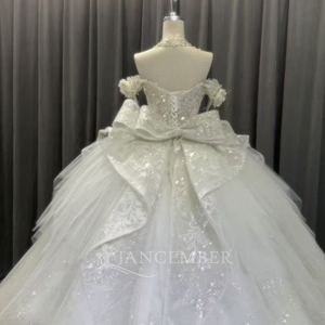 Vestido de Novia de Gala Moderno y Lujoso con Escote Corazón, Corpiño con Cuentas, Apliques Florales 3D, Cola Capilla y Largo hasta el Suelo - Product Image 2