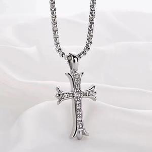 תליון צלב אופנתי לגברים מצופה זהב 18 קראט מפלדת אל-חלד של ARNAN עם שרשרת פנינים מרובעת משובצת קריסטל, נוצרי - Product Image 6