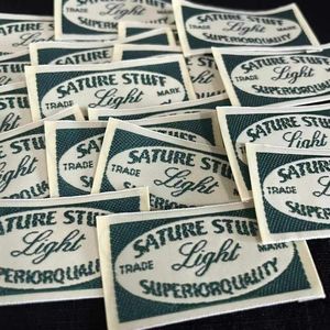 Étiquettes tissées en gros pour usines, étiquettes de col personnalisées pour vêtements, logos, manteaux sur mesure, designs de marques de haute qualité - Product Image 3