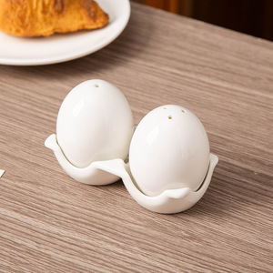 Set di Saliera e Pepiera in Ceramica Bianca a Forma di Uovo per Spezie ed Erbe Aromatiche - Product Image 6