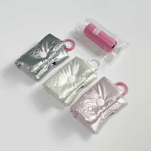 Dispenser Impermeabile per Sacchetti per Escrementi di Cane con Design a Fiocco, Custodia Portatile per Sacchetti Igienici da Attaccare al Guinzaglio per Passeggiate Quotidiane con il Cane - Product Image 1