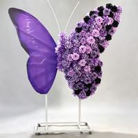 Mur floral papillon pour mariage, décoration artistique florale tendance pour restaurant, mur de fleurs pour mariage, présentation de fenêtre de banquet