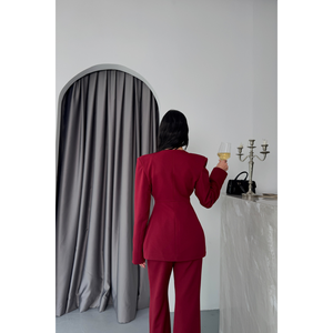 Conjunto de Chaqueta y Pantalones Formales Color Borgoña de Diseñador con Detalles de Botones Metálicos - Product Image 2