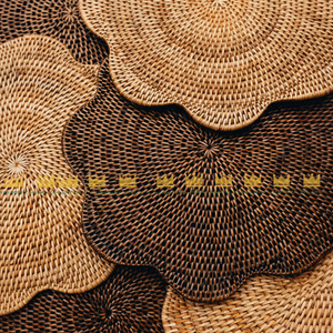 เสื่อรองจานหวายสานลายดอกไม้ทำด้วยมือจากเวียดนามเหมาะสำหรับเพิ่มพื้นที่รับประทานอาหารในห้องครัวและแผ่นรอง - Product Image 1